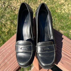 Women’s leather pump. Size 9.